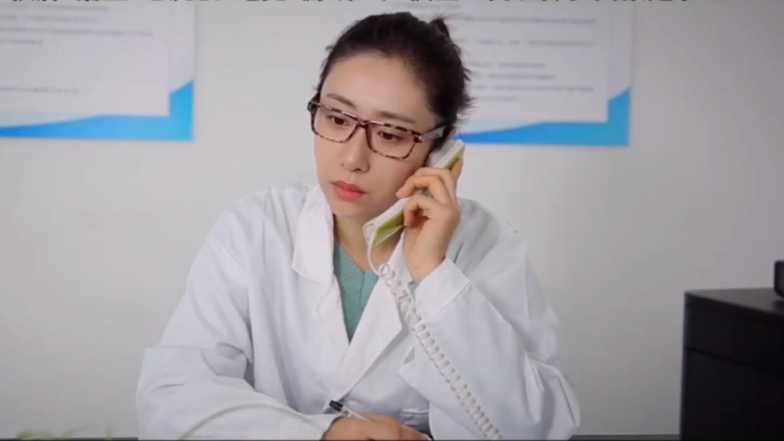 屋内有人剧照的剧照