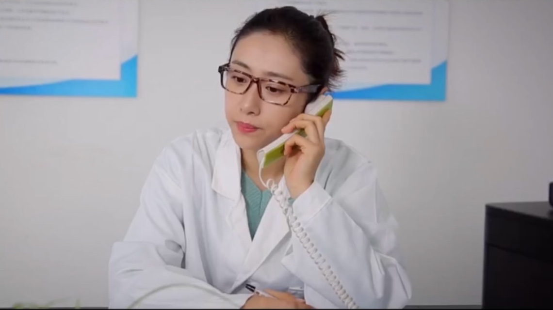 屋内有人剧照的剧照