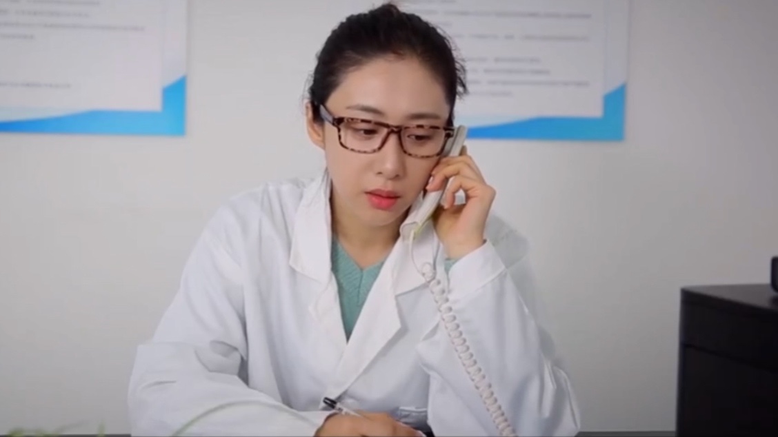 屋内有人剧照的剧照