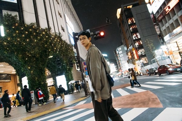 透视画男孩与全景画女孩剧照的剧照