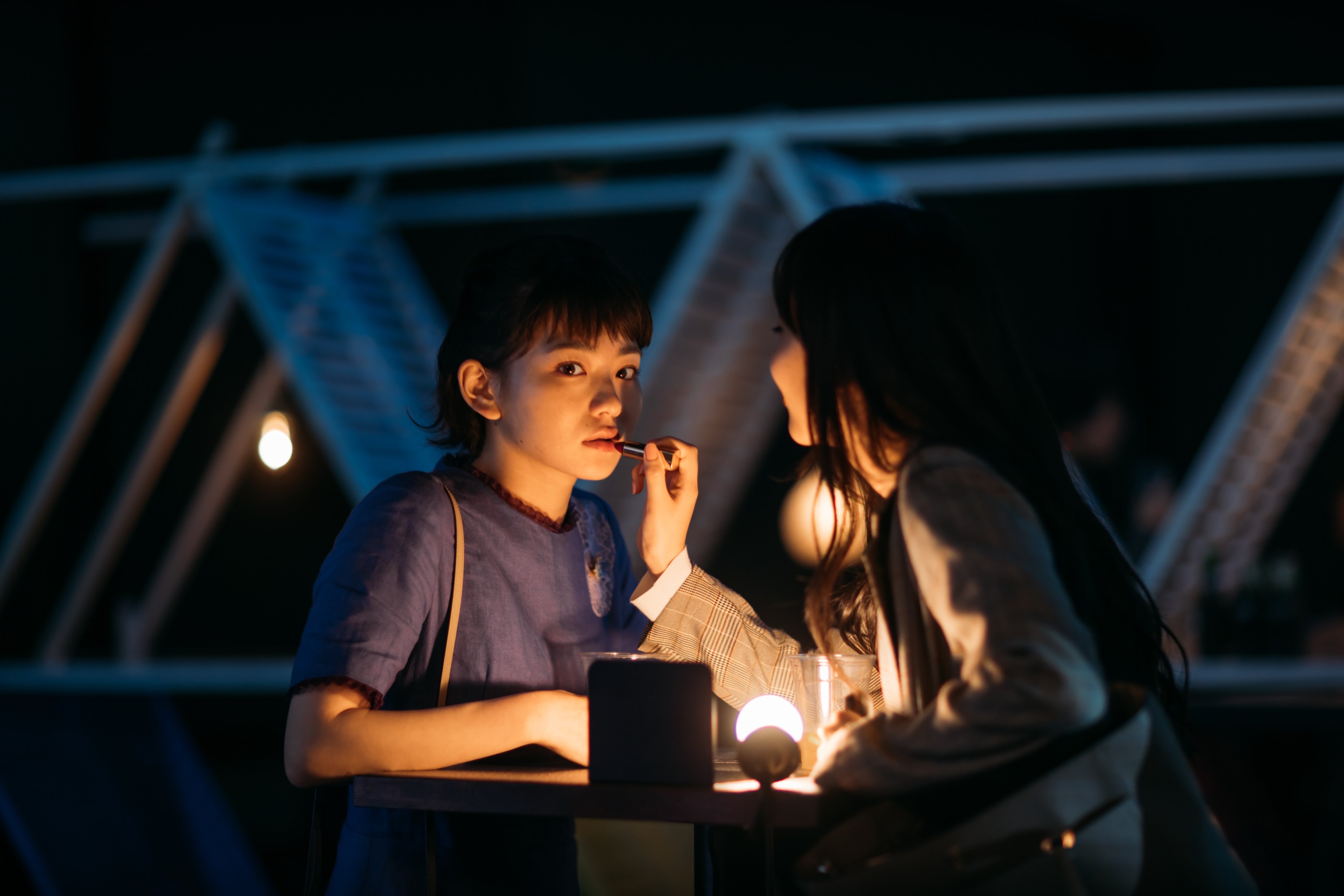 透视画男孩与全景画女孩剧照的剧照