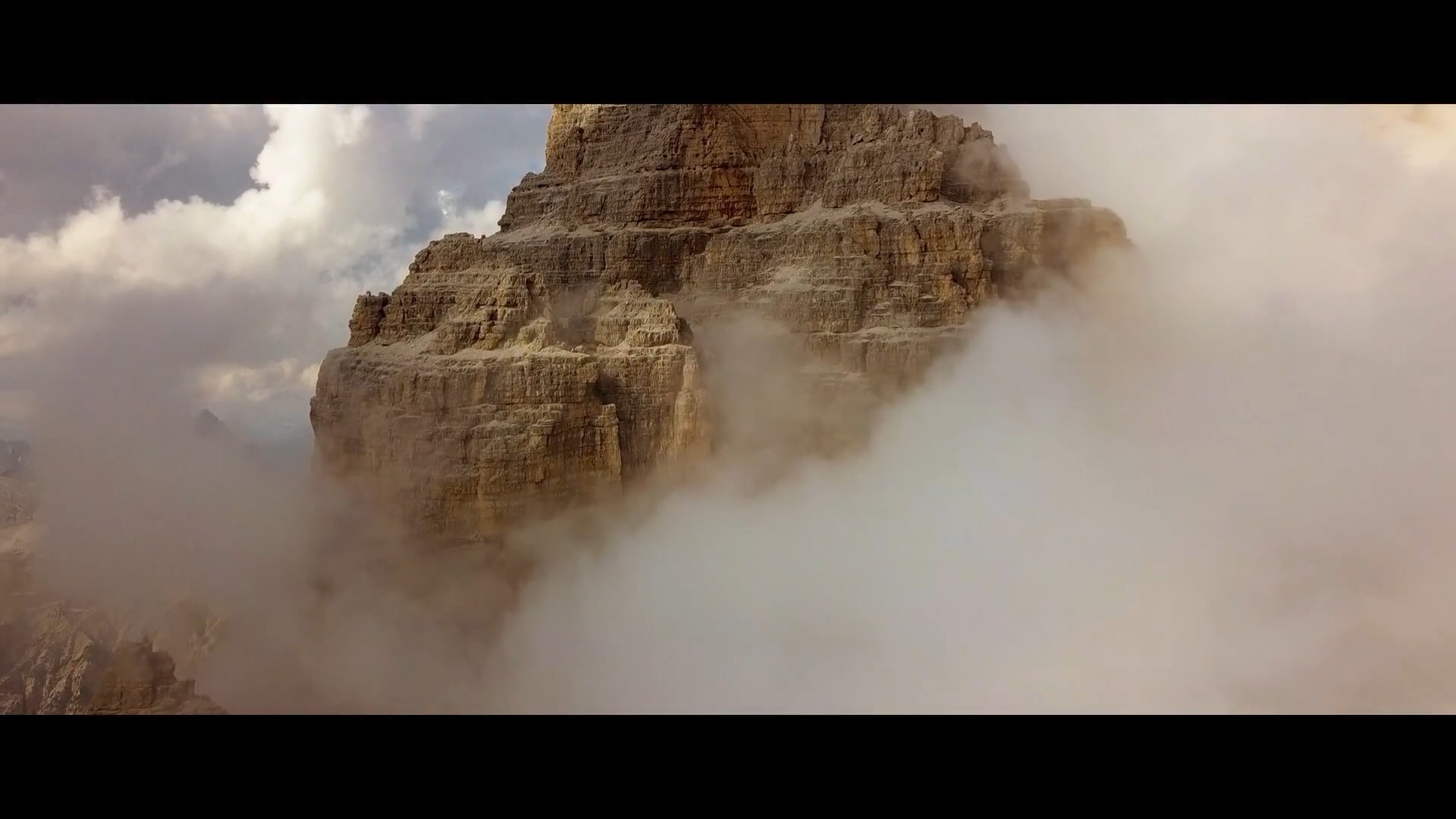 岩脊求生剧照的剧照