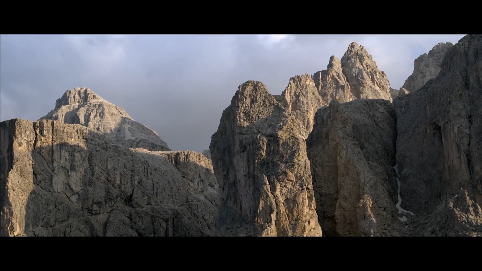 岩脊求生剧照的剧照