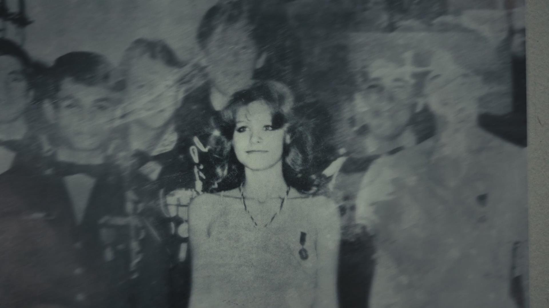 照片中的女孩剧照的剧照