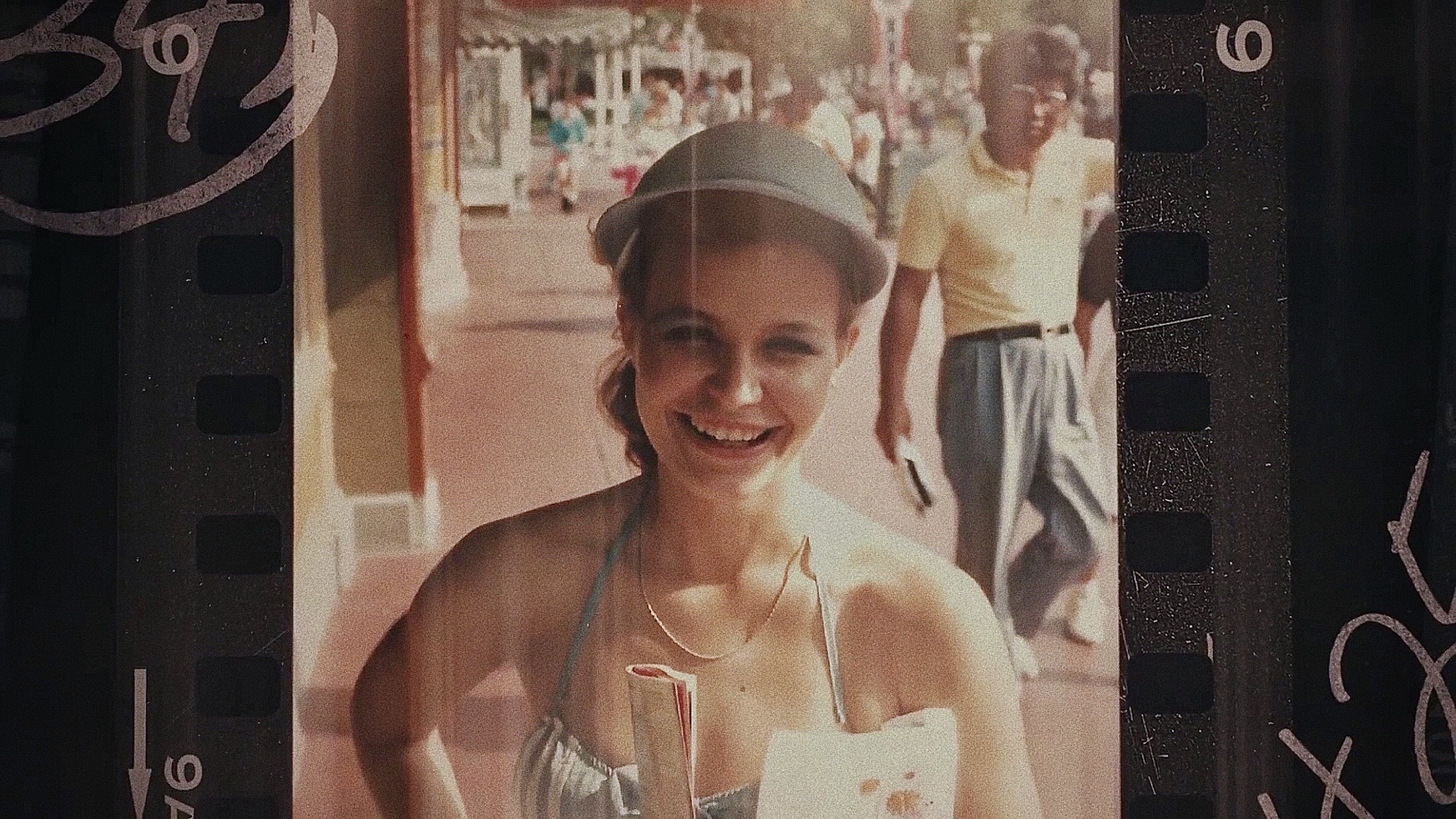 照片中的女孩剧照的剧照