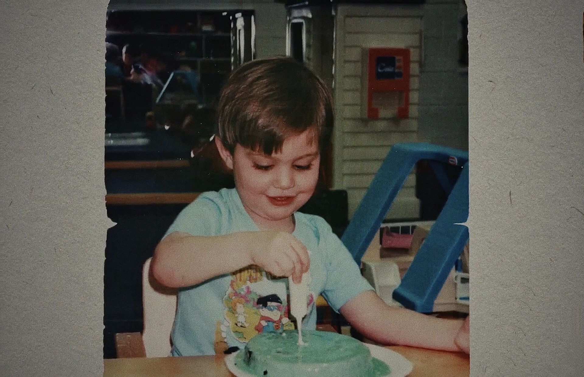 照片中的女孩剧照的剧照