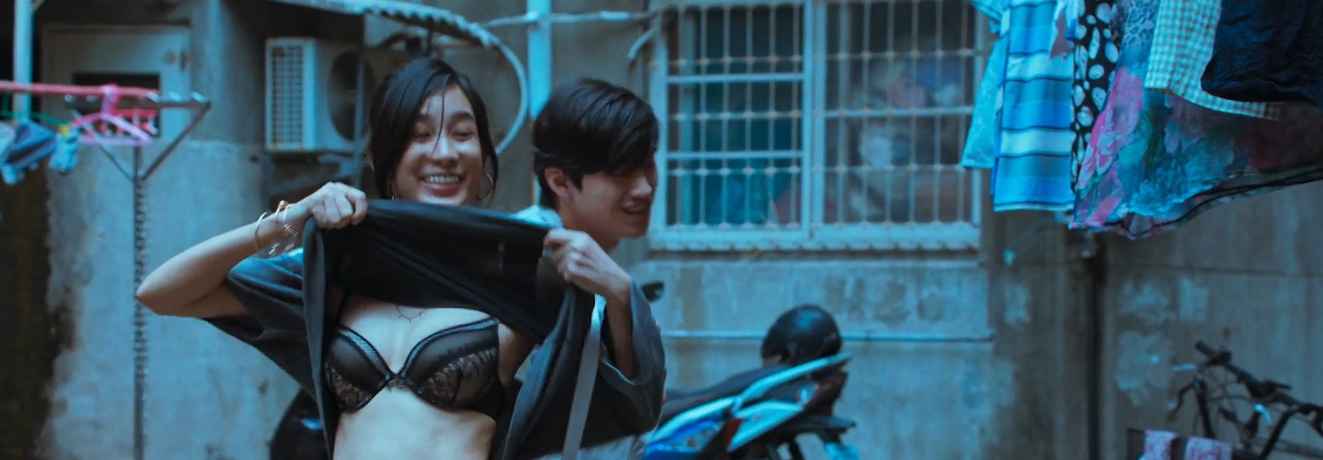 不想一个人剧照的剧照