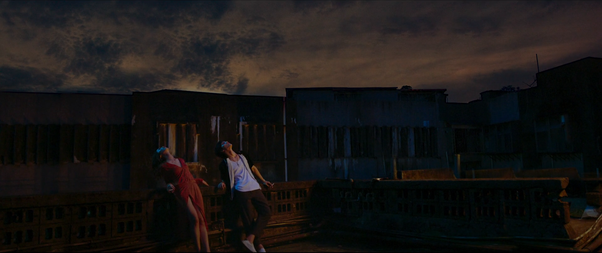 不想一个人剧照的剧照