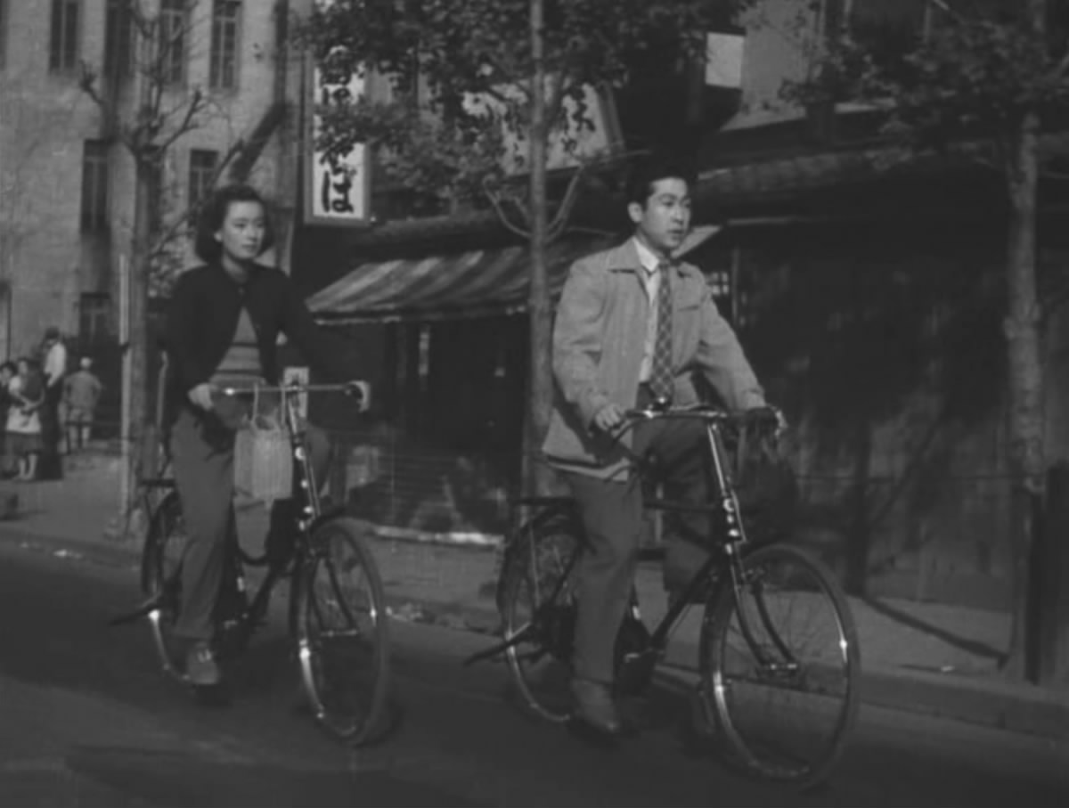 虚饰的盛装剧照的剧照