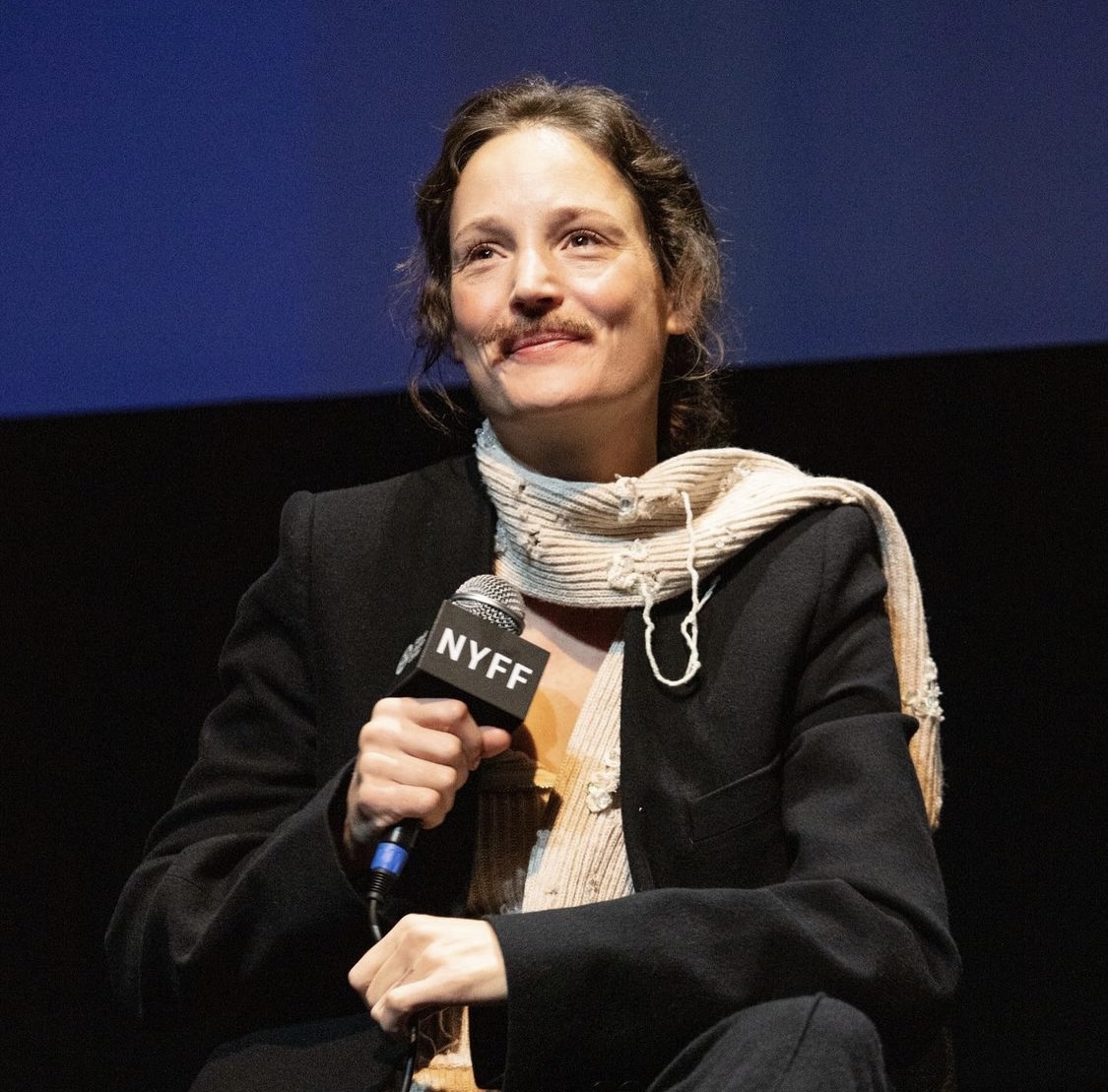 束胸剧照的剧照