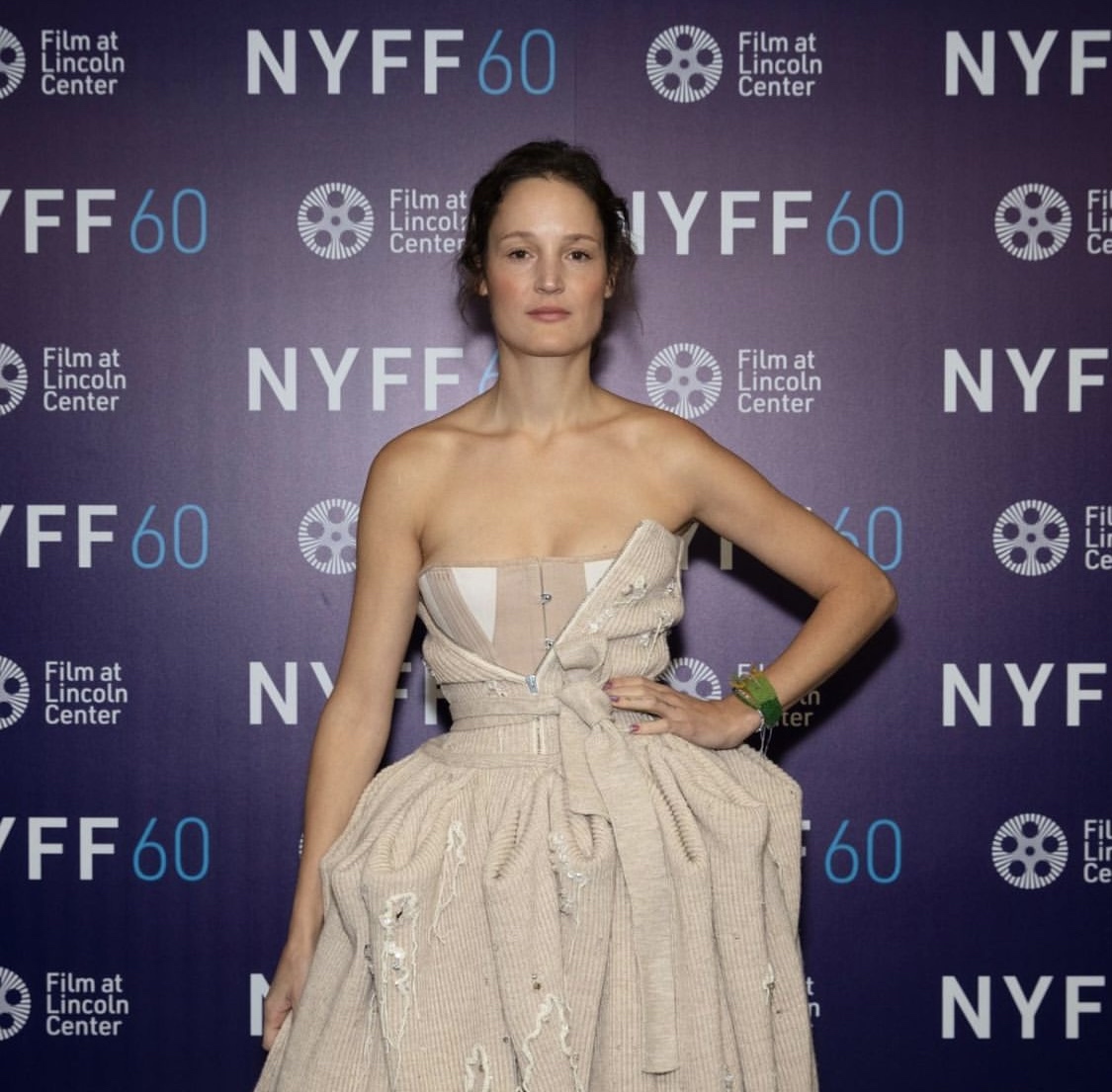 束胸剧照的剧照