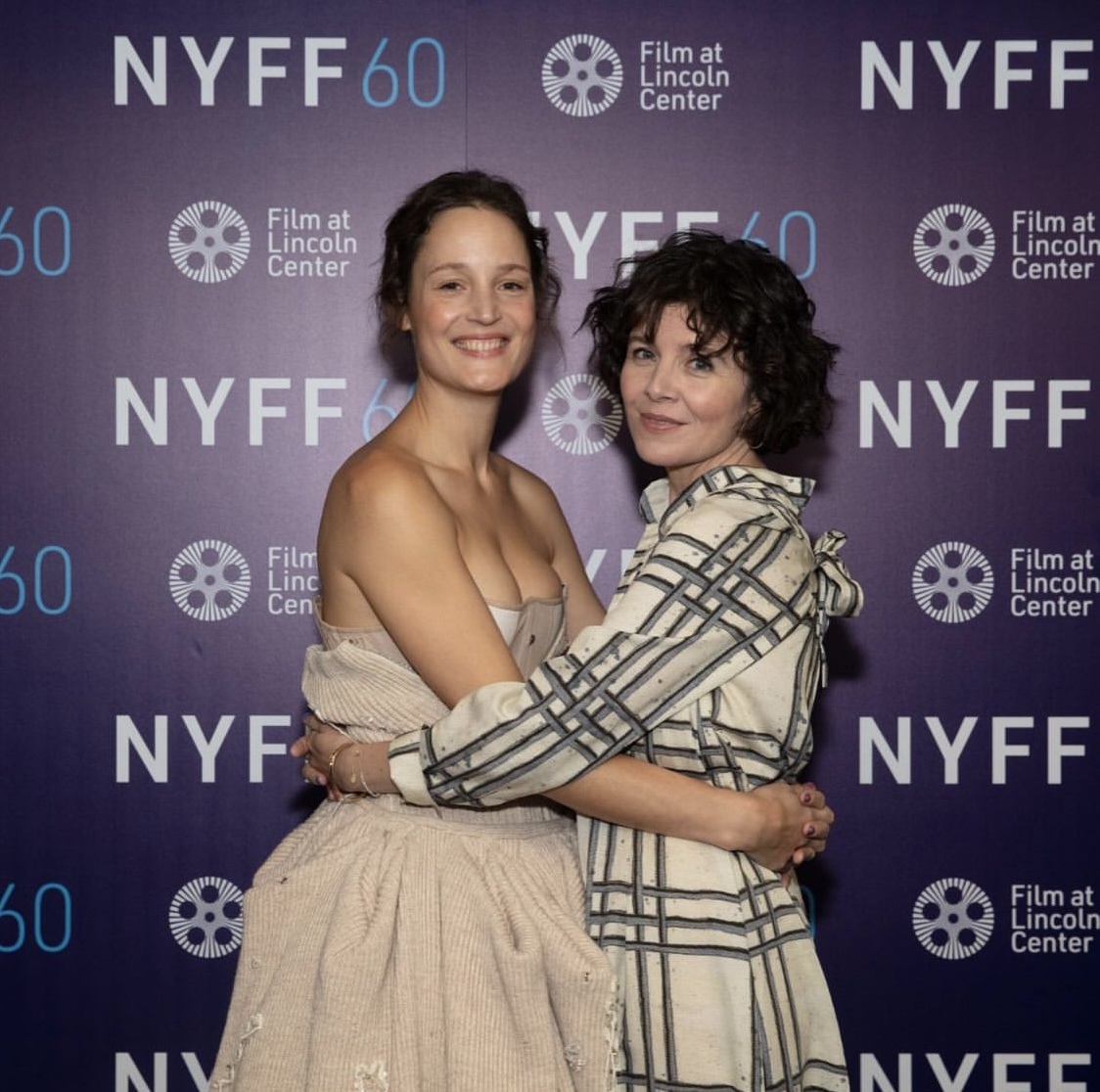 束胸剧照的剧照