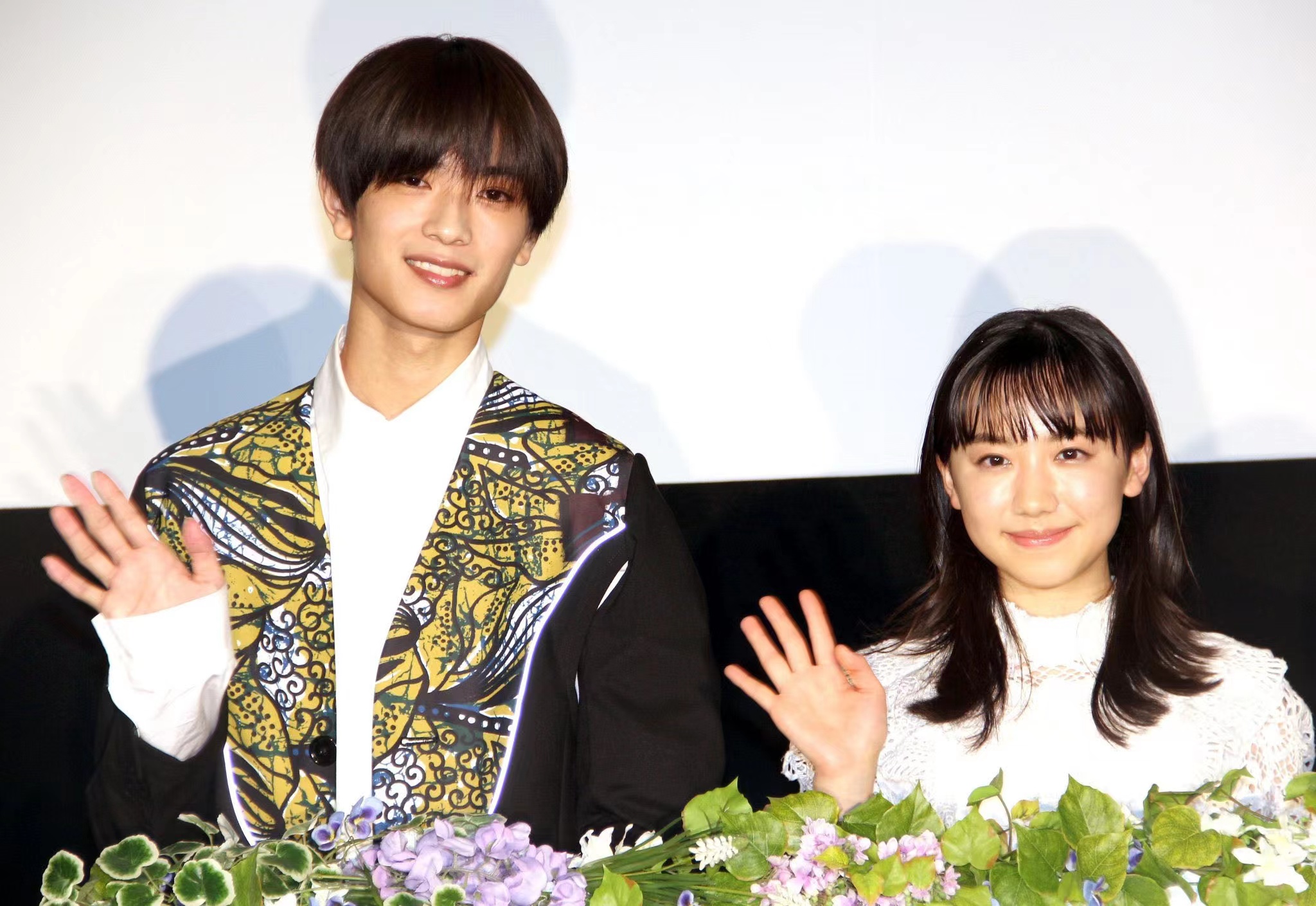 萍水相腐檐廊下剧照的剧照