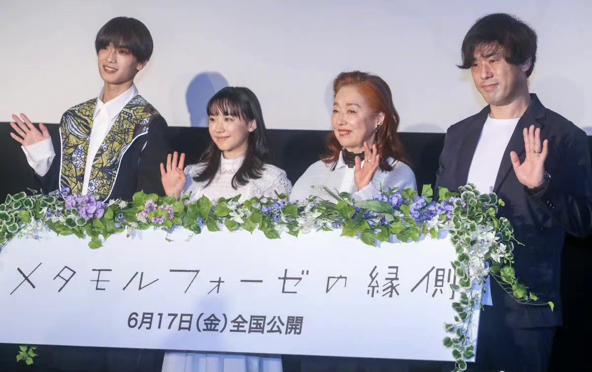 萍水相腐檐廊下剧照的剧照