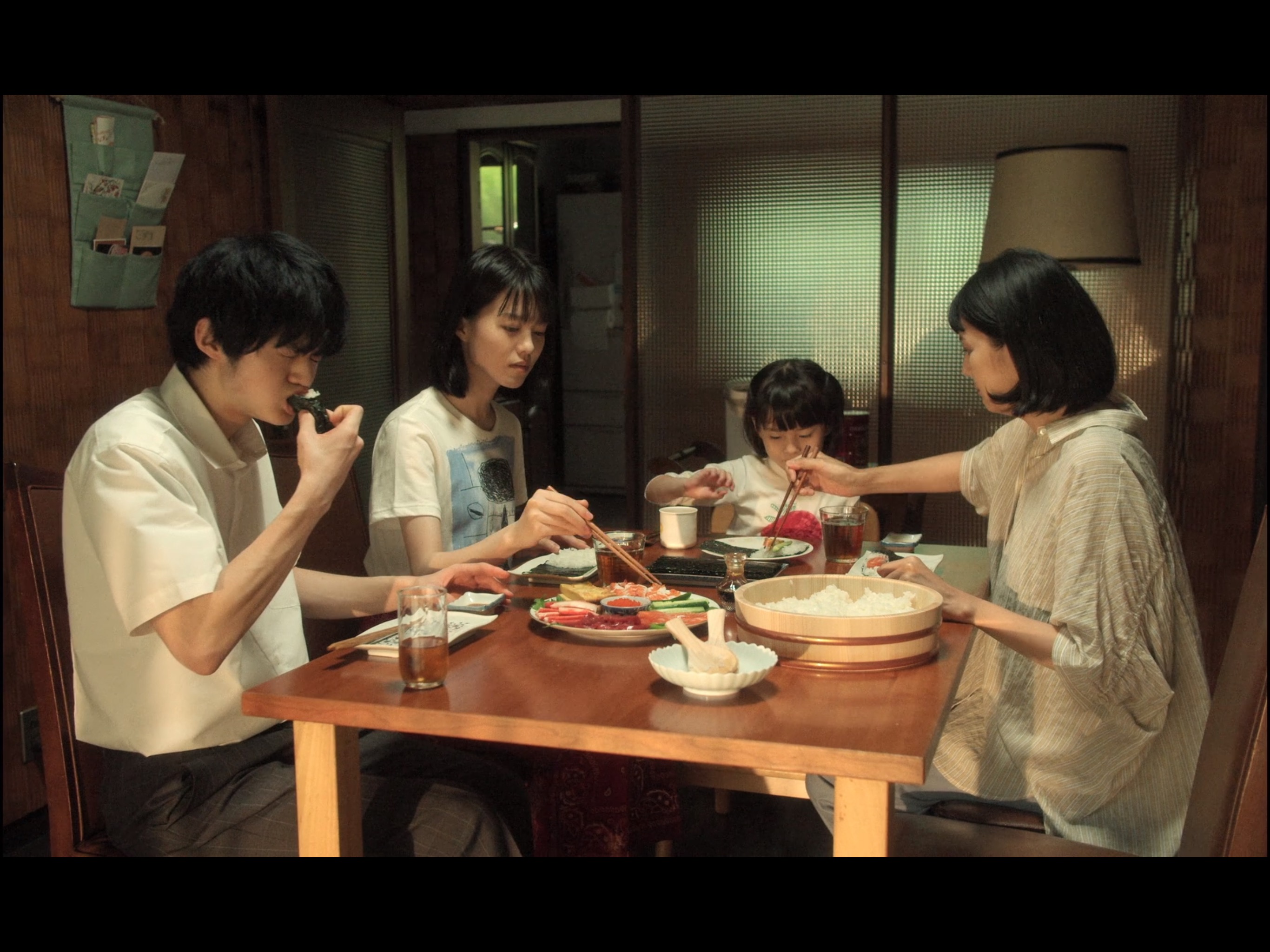 朦胧的山荷叶剧照的剧照