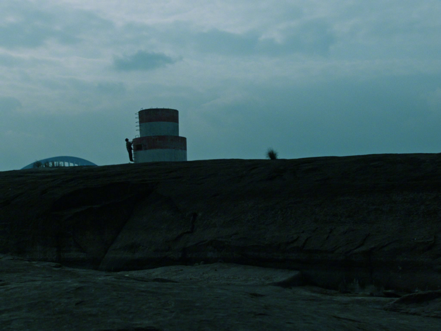 海边升起一座悬崖剧照的剧照