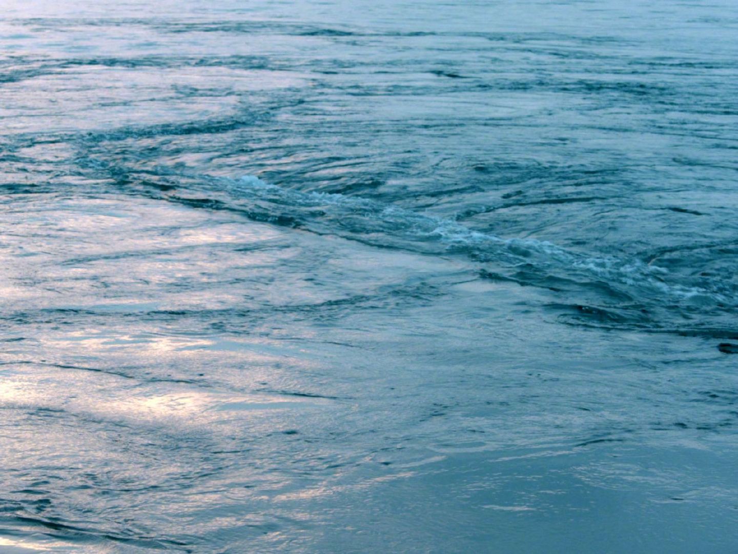 海边升起一座悬崖剧照的剧照