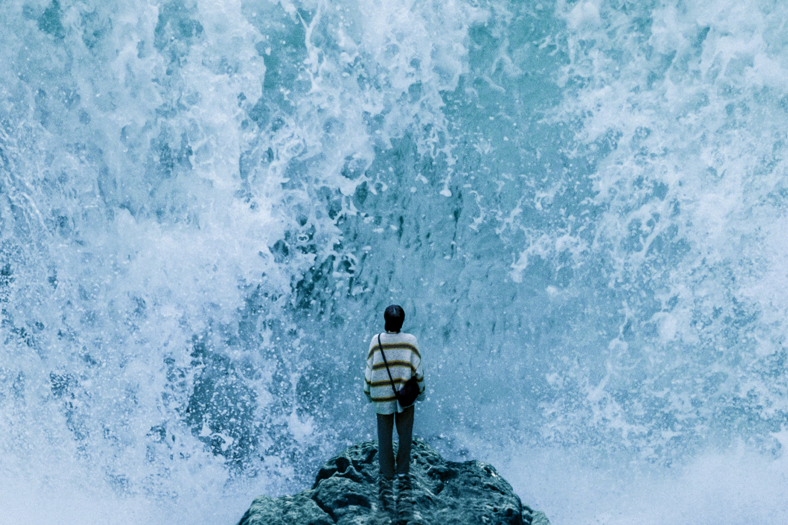 海边升起一座悬崖剧照的剧照