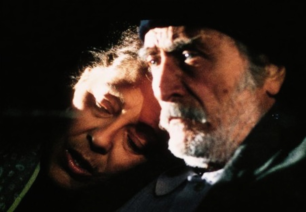 在陆地与海洋间旋转月球剧照的剧照