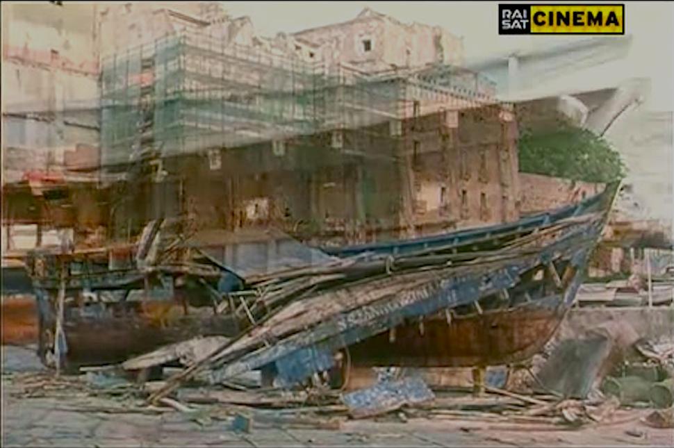 在陆地与海洋间旋转月球剧照的剧照