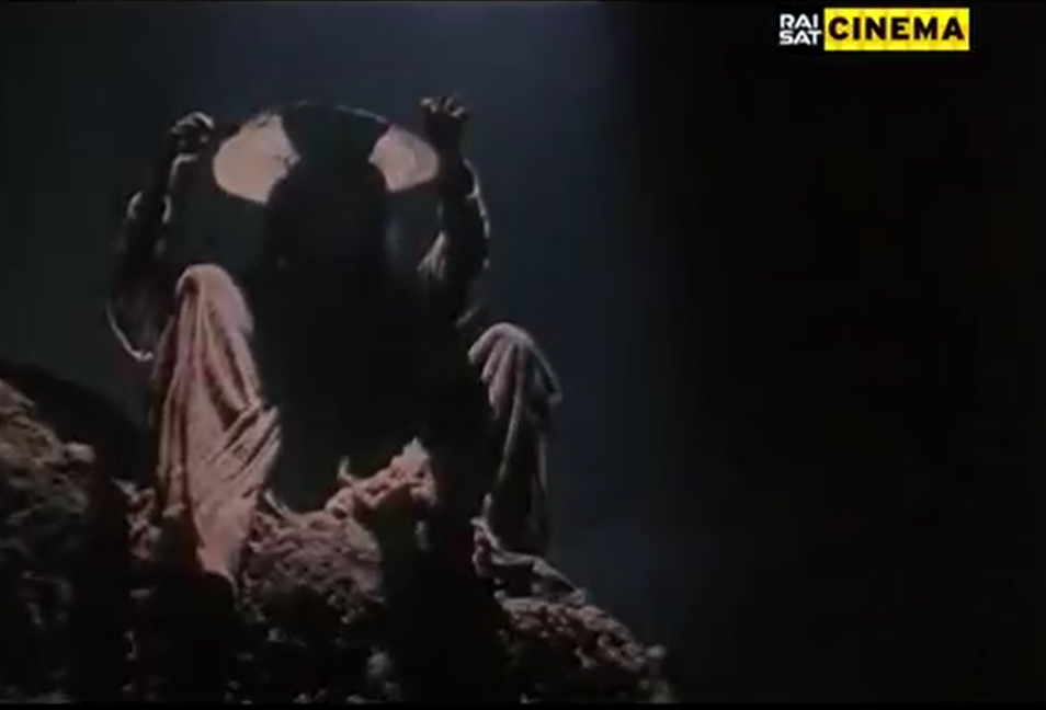 在陆地与海洋间旋转月球剧照的剧照