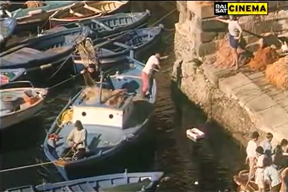 在陆地与海洋间旋转月球剧照的剧照