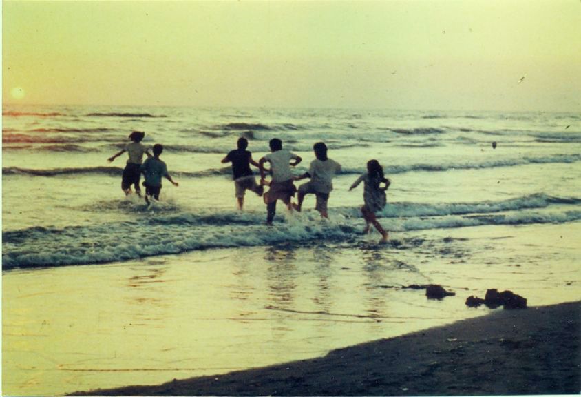 在陆地与海洋间旋转月球剧照的剧照