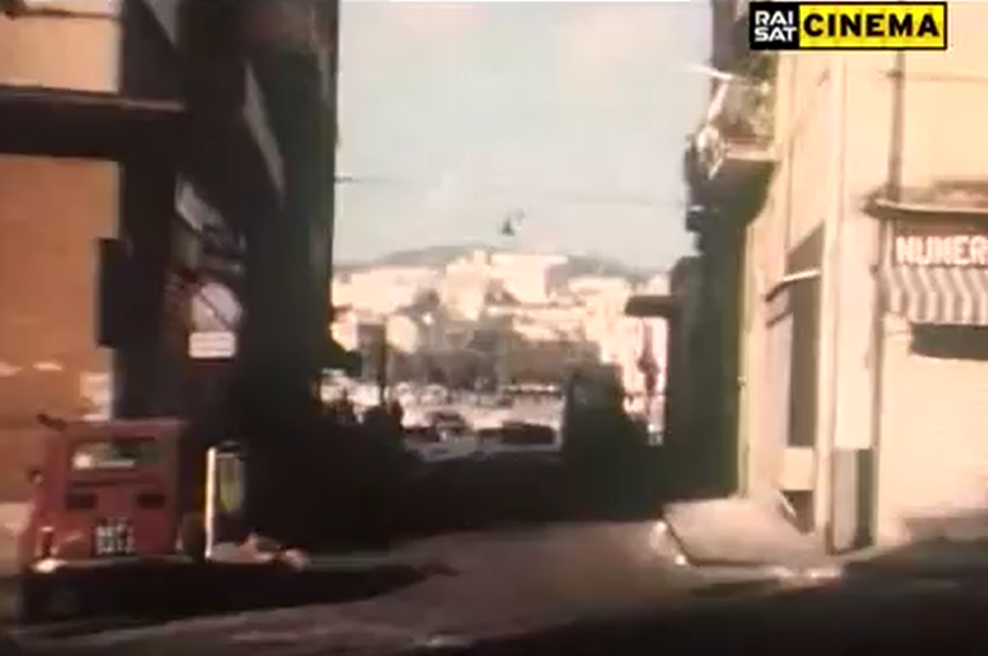 在陆地与海洋间旋转月球剧照的剧照