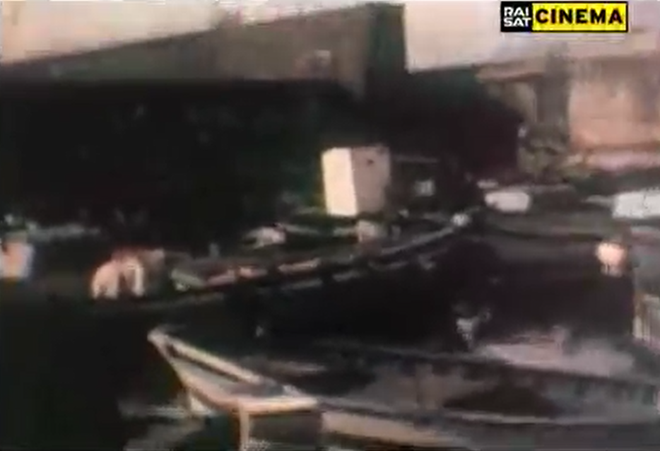 在陆地与海洋间旋转月球剧照的剧照