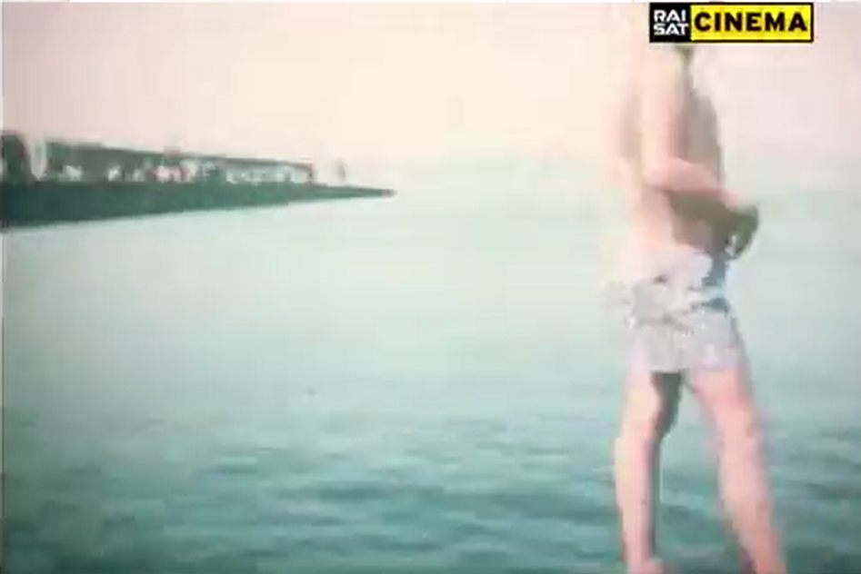 在陆地与海洋间旋转月球剧照的剧照