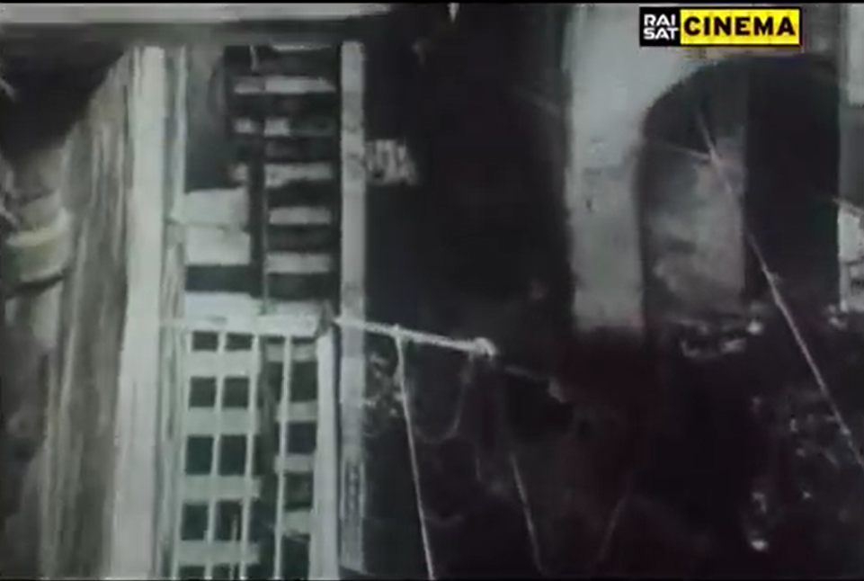 在陆地与海洋间旋转月球剧照的剧照