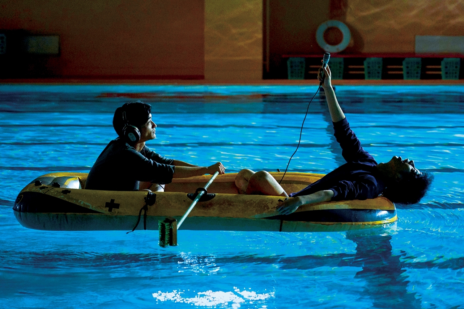 赤脚鸣声剧照的剧照