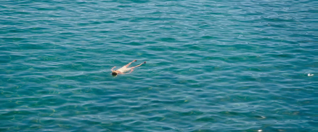 等待伯强格斯剧照的剧照