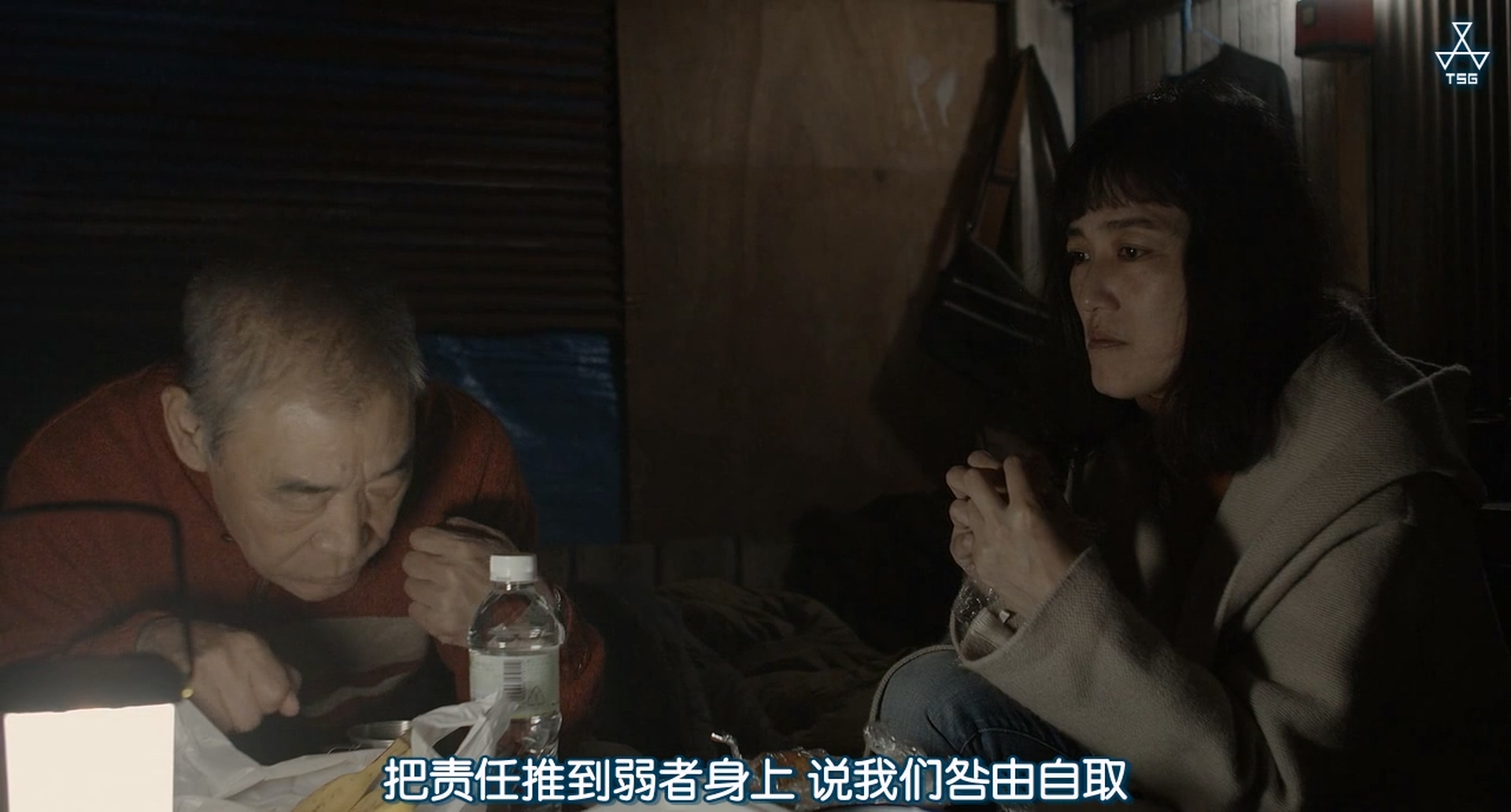 在公交车站直到黎明剧照的剧照