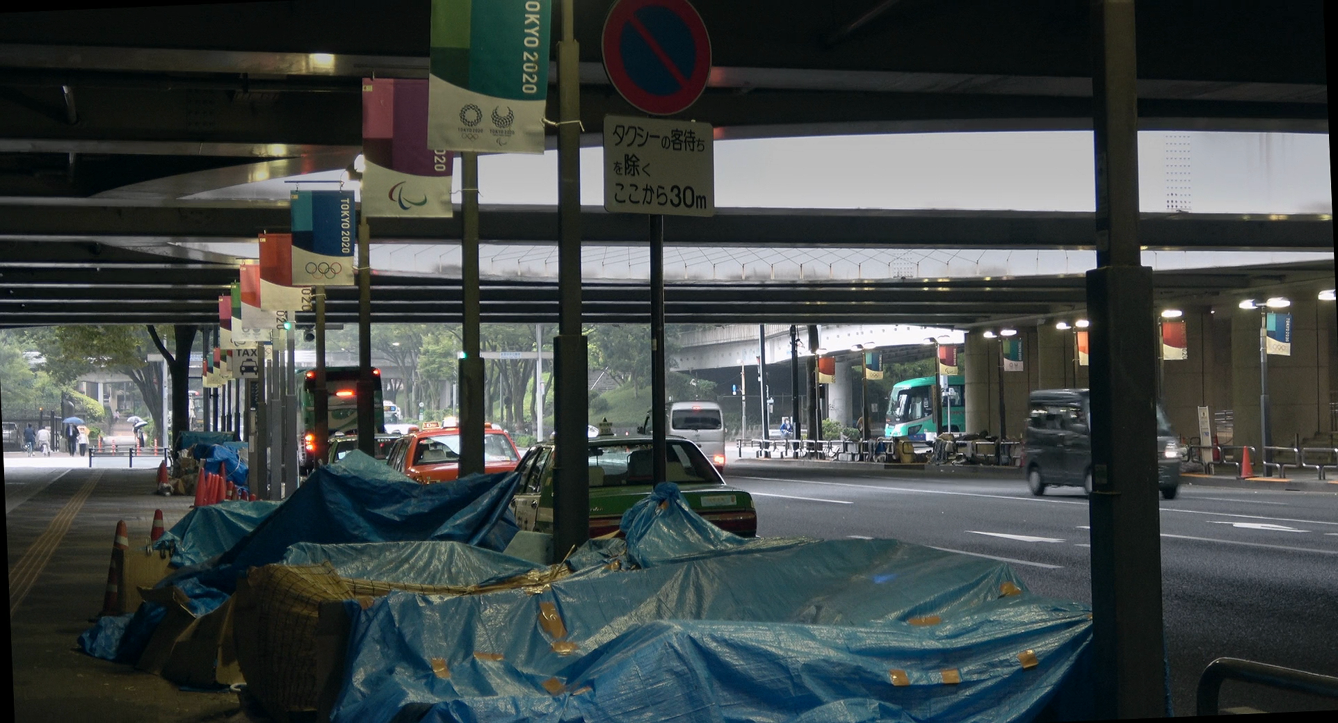 在公交车站直到黎明剧照的剧照