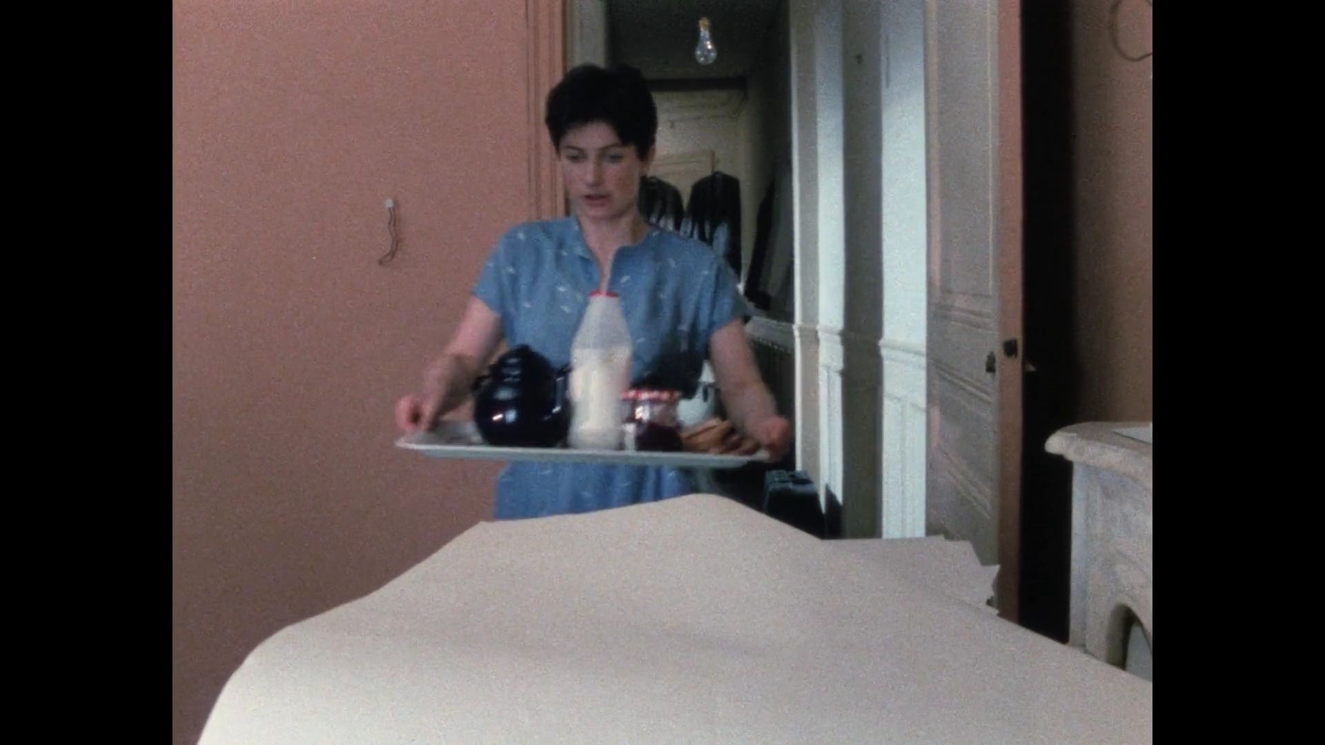 提行李箱的人剧照的剧照