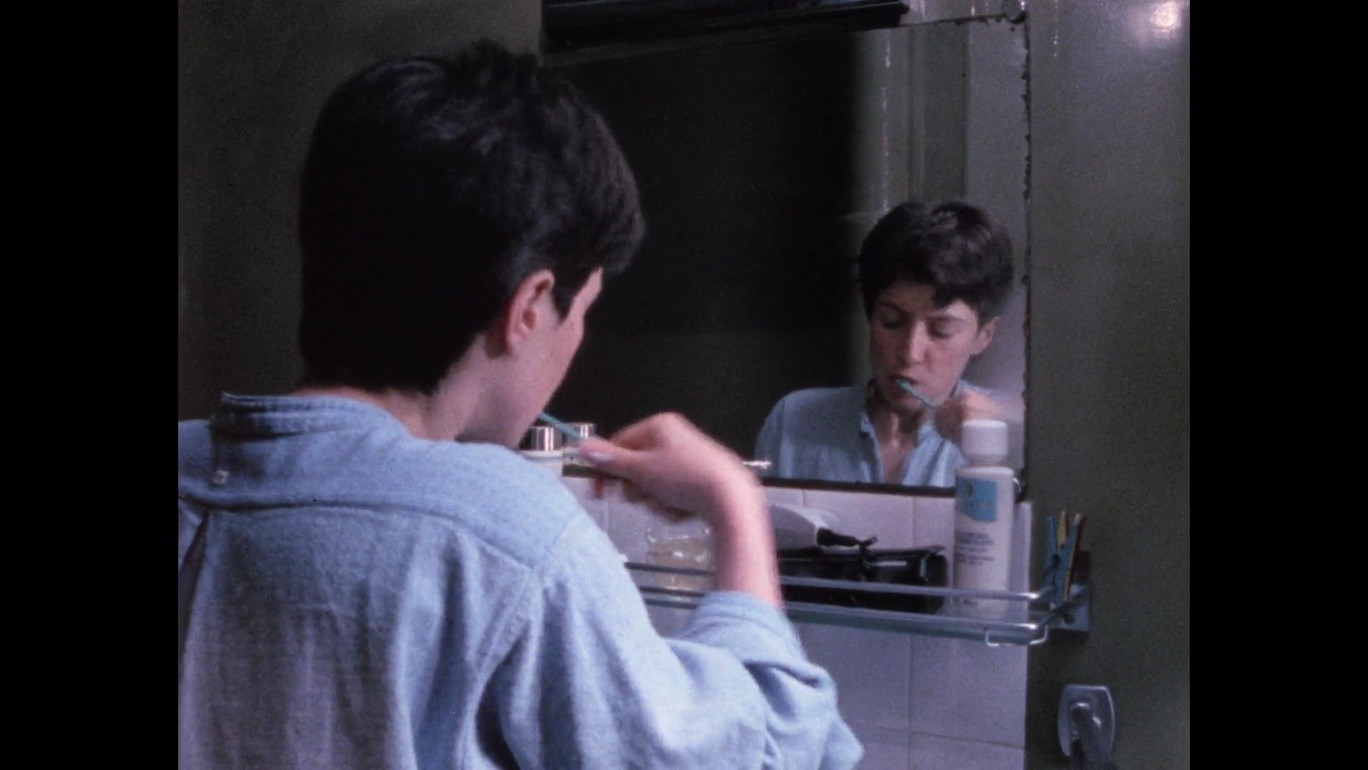 提行李箱的人剧照的剧照