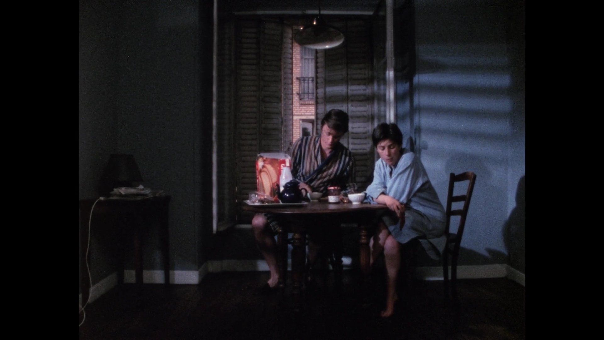 提行李箱的人剧照的剧照