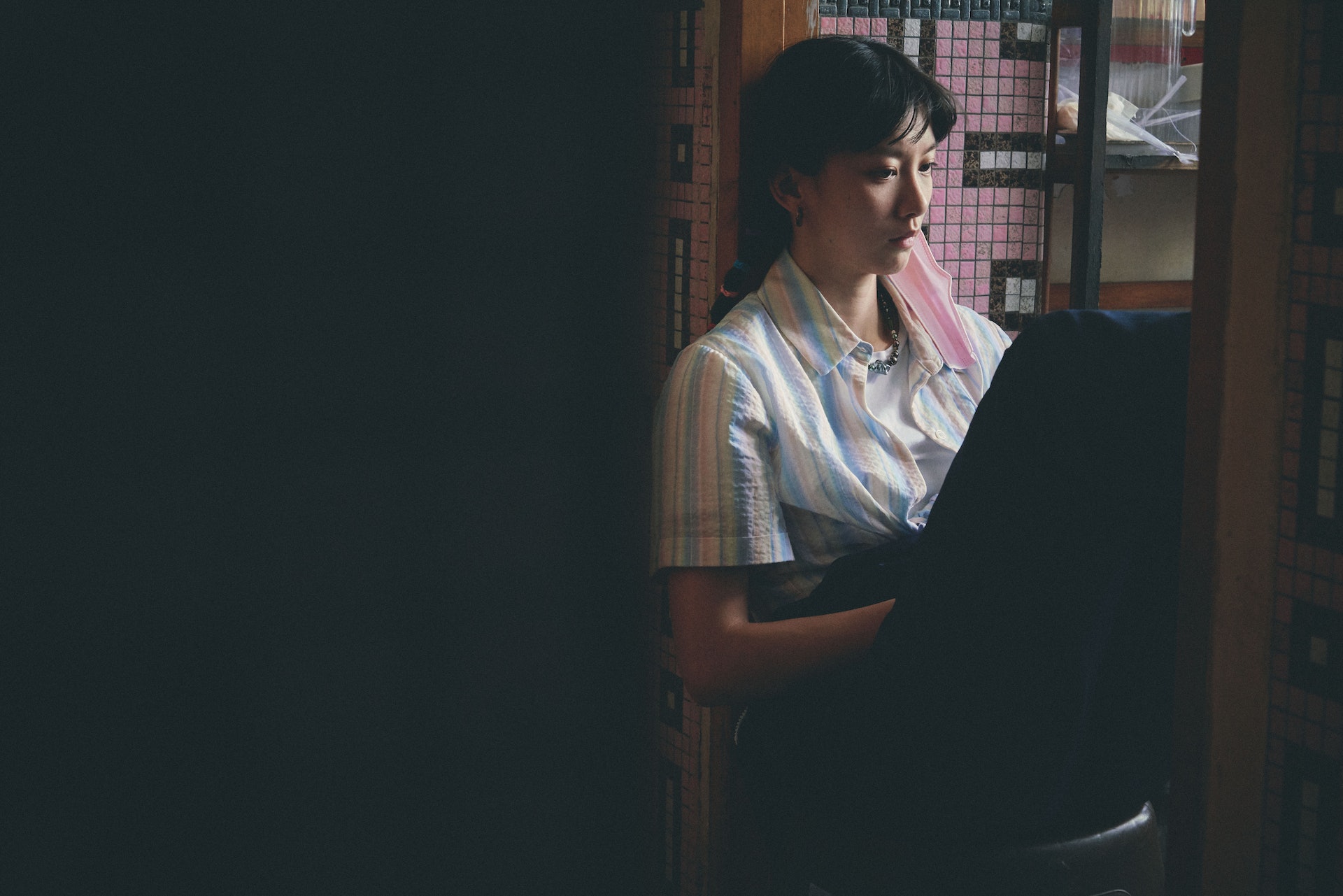 窄路微尘剧照的剧照