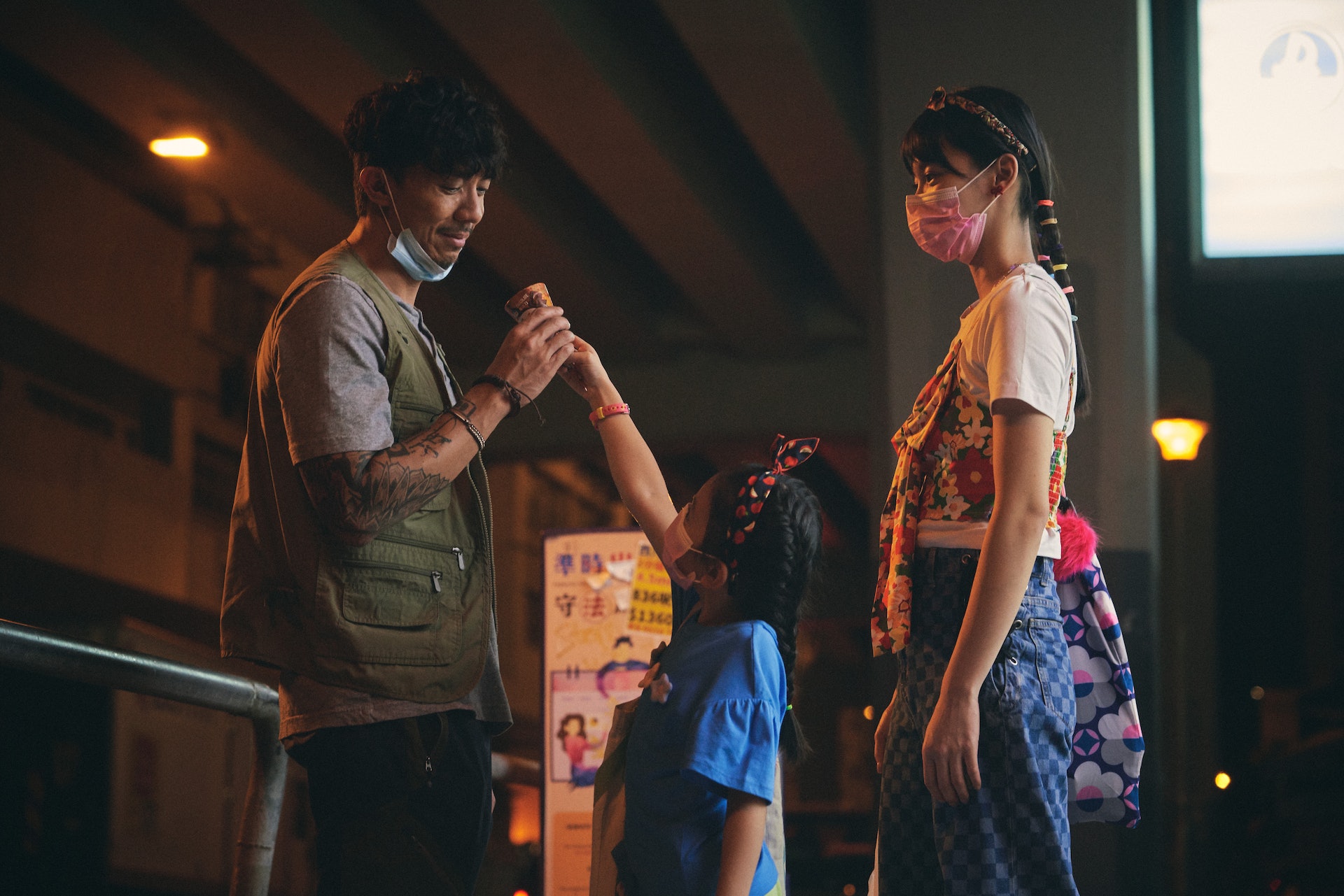 窄路微尘剧照的剧照